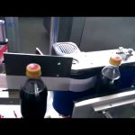 Máquina automática de rotulagem de garrafas de cola