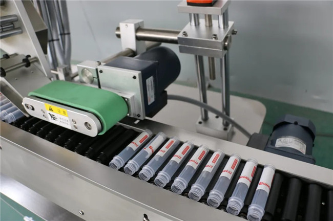 Máquina automática de rotulagem de adesivos de seringa para envolver horizontalmente