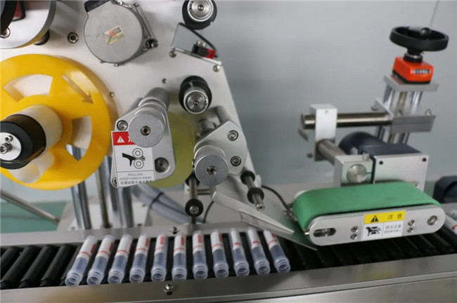 Máquina automática de rotulagem de adesivos de seringa para envolver horizontalmente